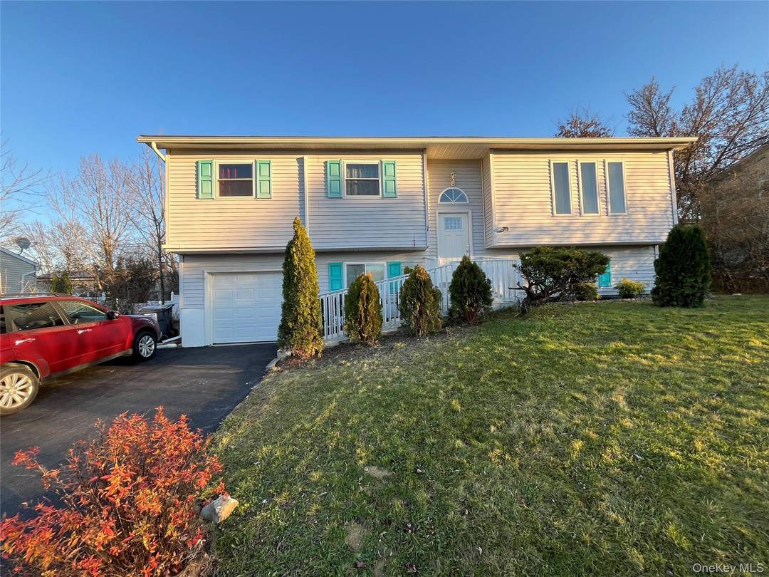 This is a lovely bi level 5 bedrooms 3 full baths single family house.