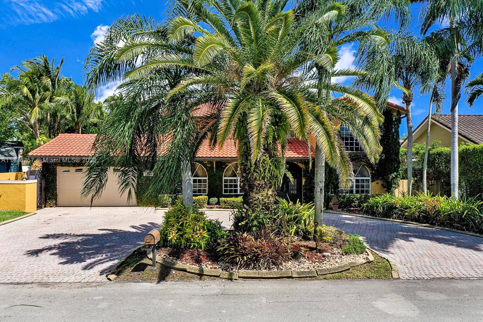 Welcome to the Country Club of Miami, This is an exceptional community with beautiful Properties.