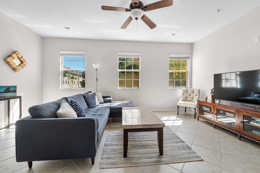 Great location ! Amazing clean, fresh, light and bright condo in walking distance to Starbucks, Publix, Restaurants, Bank and other stores.
