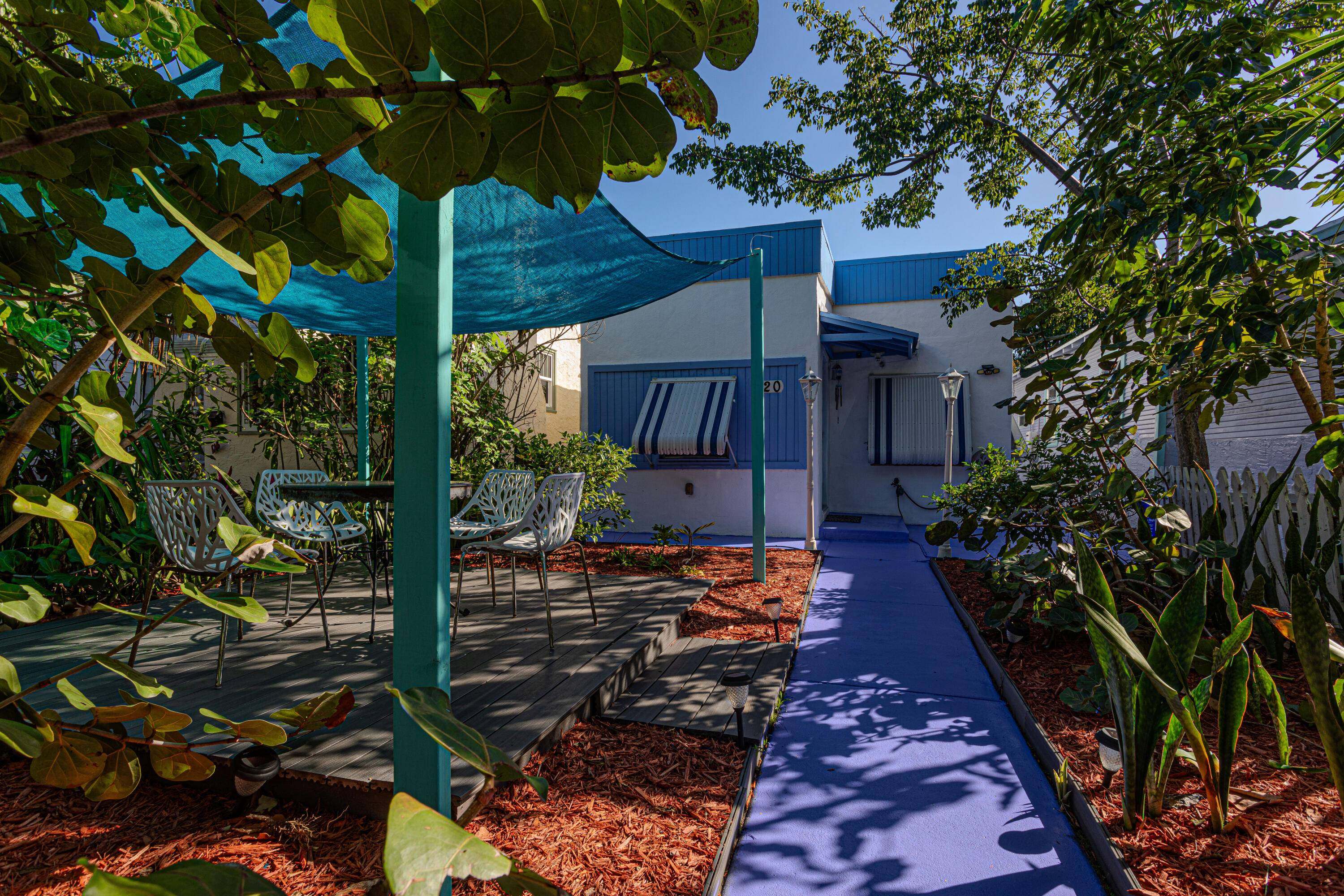INVESTORS ! This unique income property with an excellent cap rate and located in Lake Worth Historic District is ready to give high profit to its new owners.