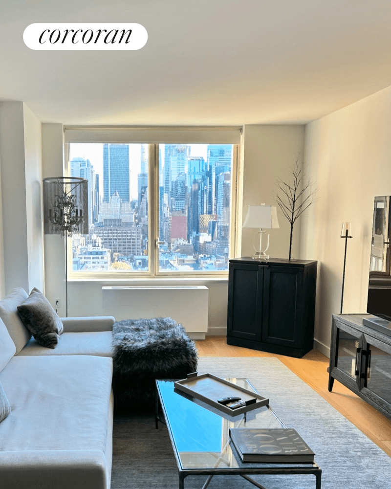 Breathtaking views, abdunandce of morning light and world famous Times Square skyline from this 2 bedroom split floorplan.