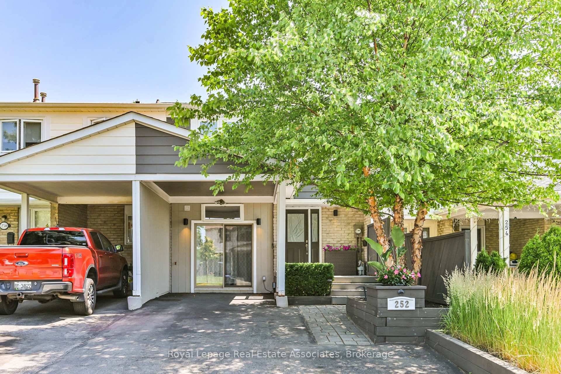 Welcome to 252 Royal Salisbury Way !