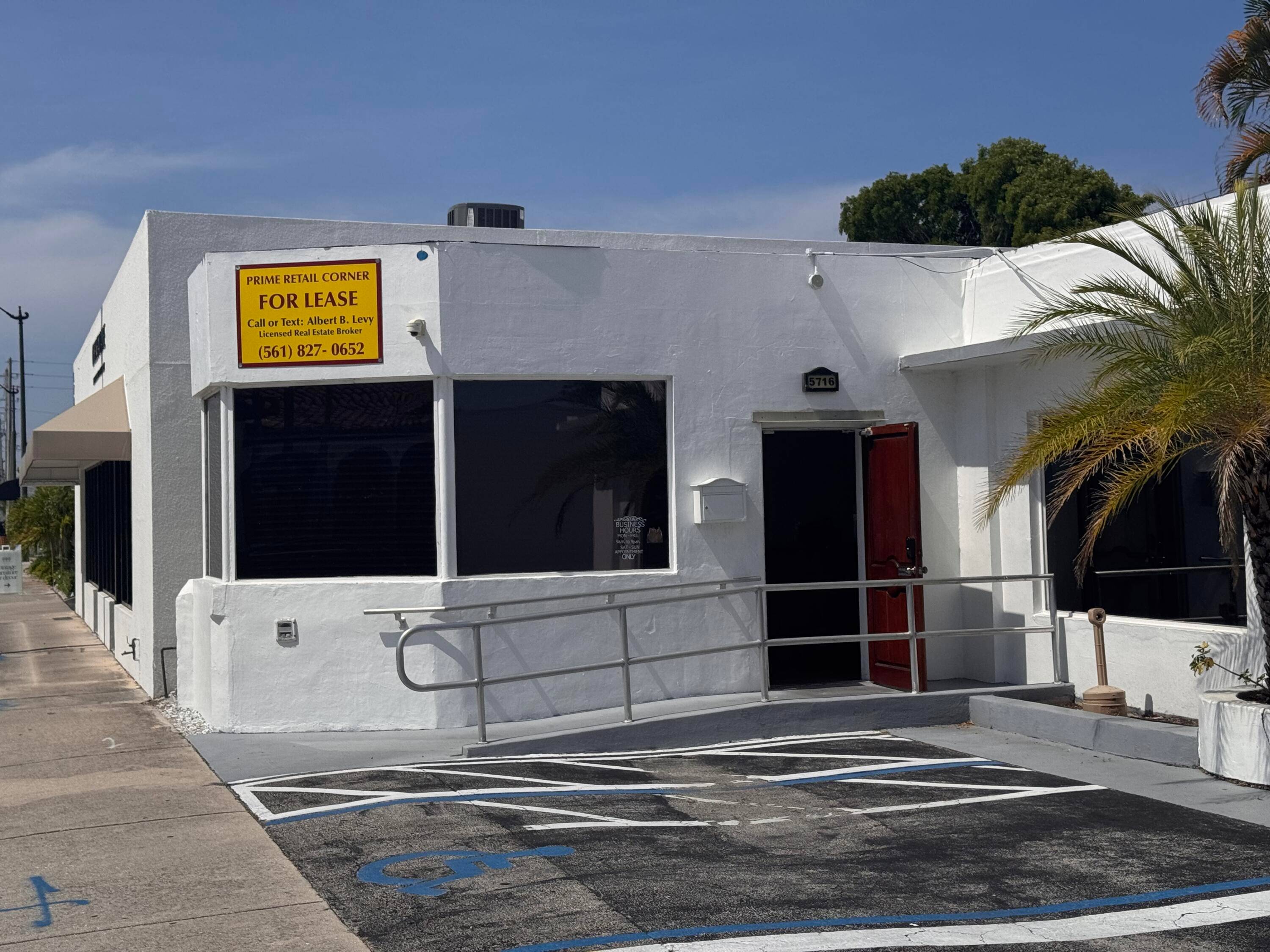 Now Available for Lease Prime Retail Corner on South Dixie Highway in West Palm Beach.