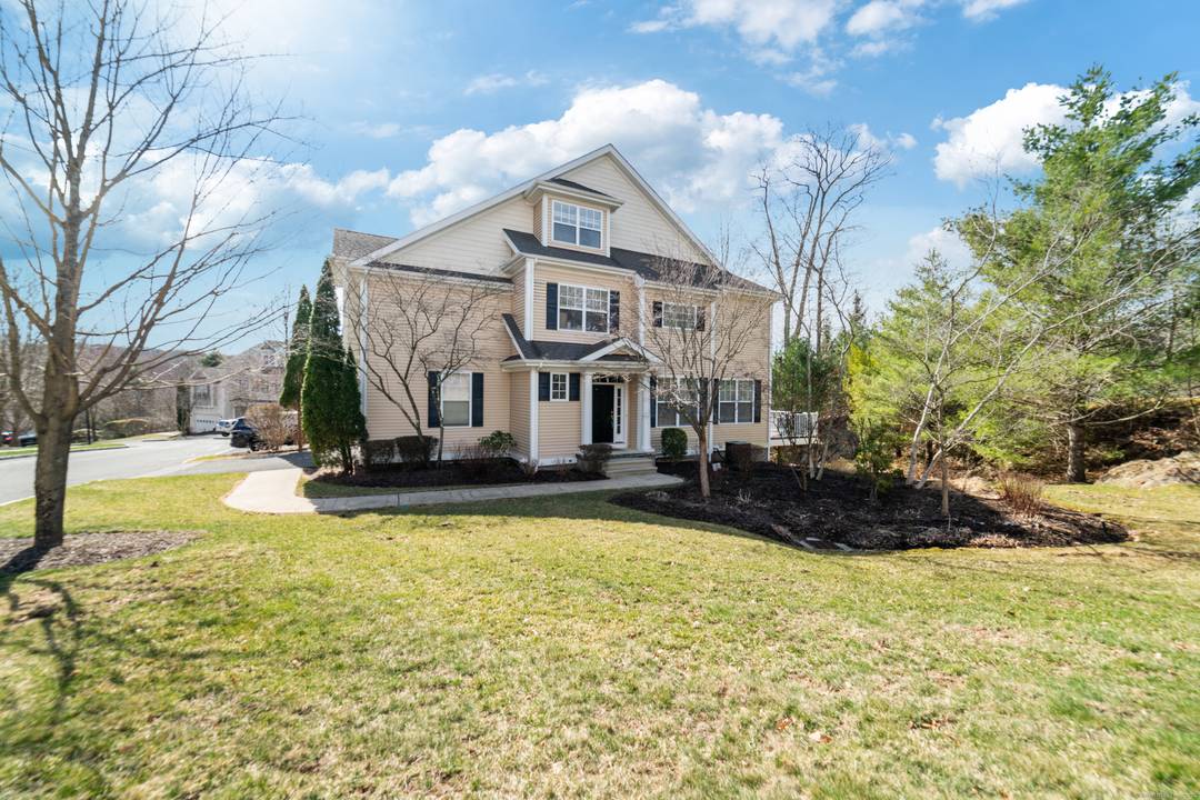 Don't wait to see this turn key home in the desirable Ridgewood of Middlebury, one of the areas newest and most picturesque communities.