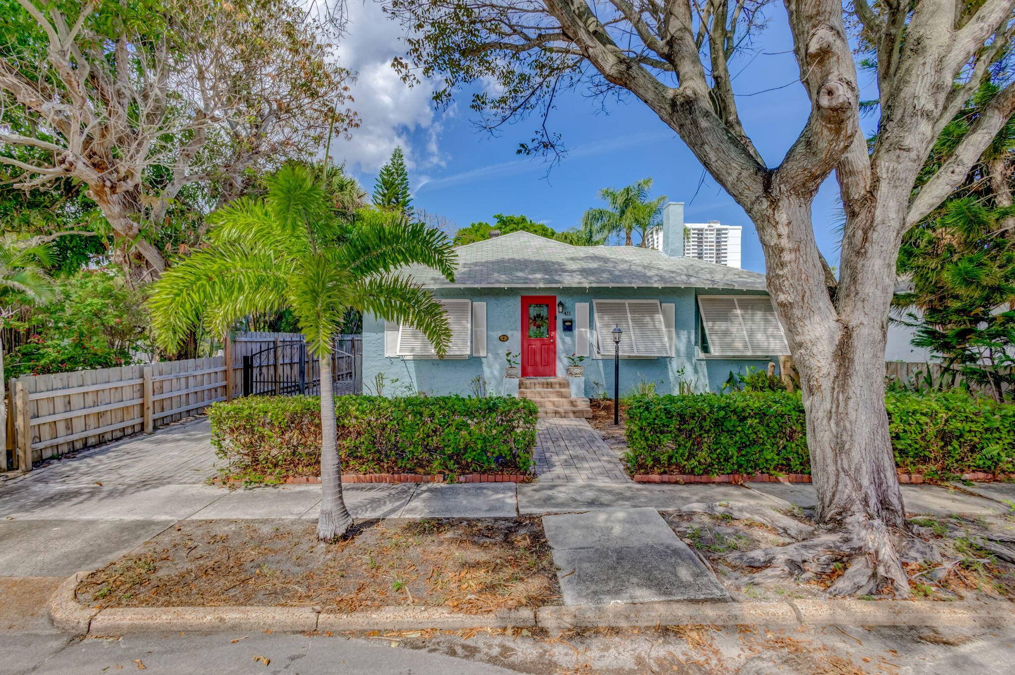 Maintained Historic 1921 SFH w no HOA is a perfect blend of comfort character Featuring 2 BR 2 full baths, expansive Florida Room, this home boasts natural light throughout The ...