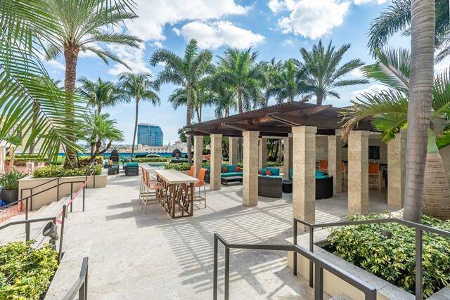 Experience urban living in your renovated condo in paradise !