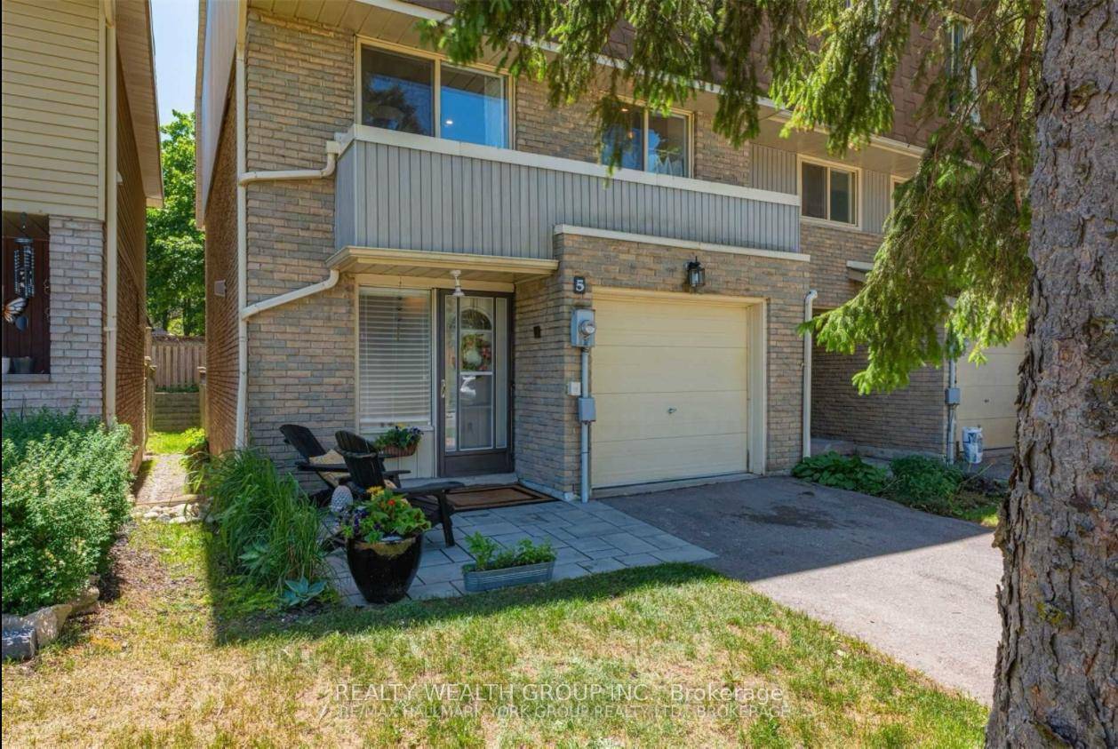 Stylishly Updated 3 Bedroom Condo Semi Detached in the Heart of Aurora !