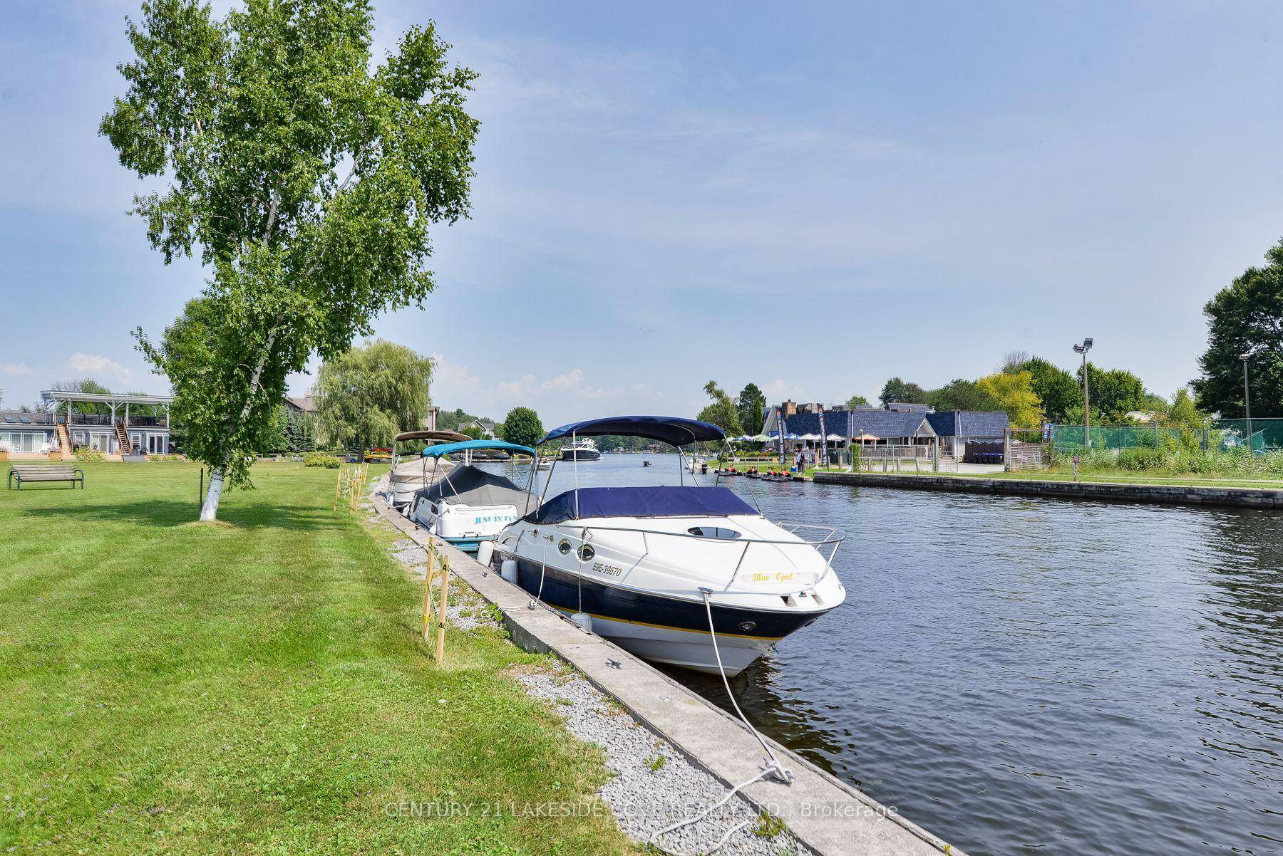 IDEAL LAKESIDE FAMILY HOME Welcome to Harbour Village on Lake Simcoe !