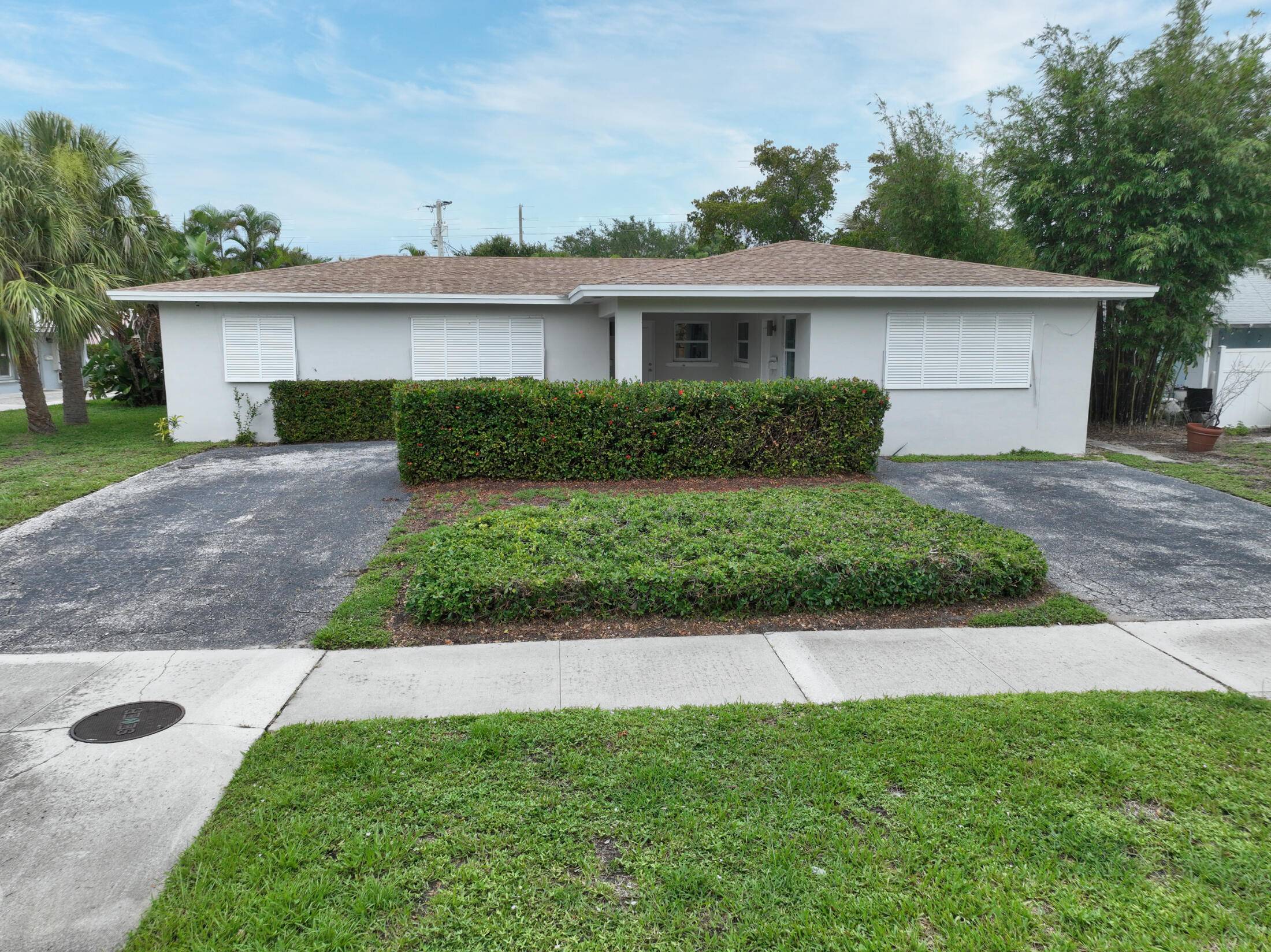 Great investment opportunity for you in the heart of North Palm Beach OR room for the entire family and then some.