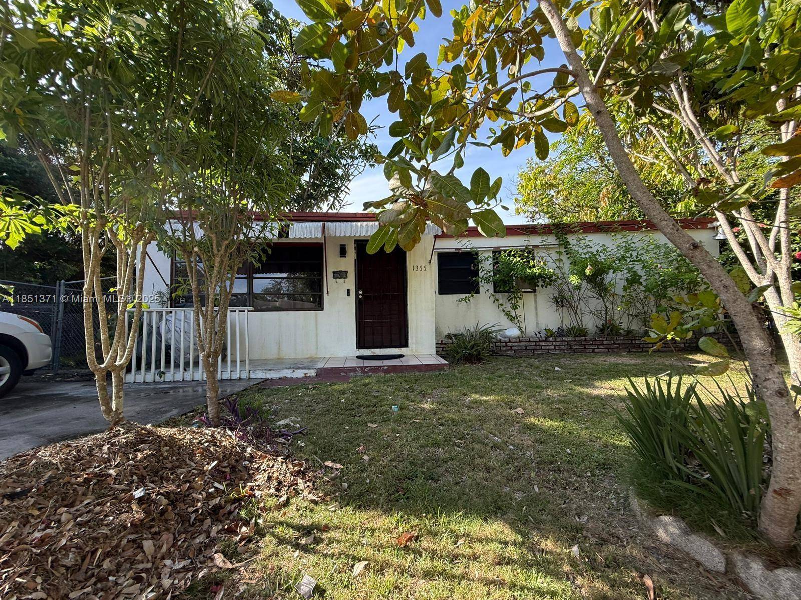 Here's your chance to own a single family, concrete block home on a huge 10, 500 square foot lot.