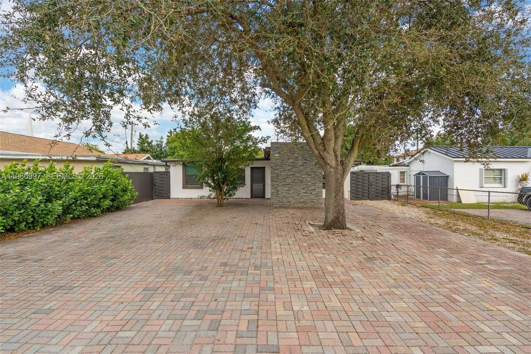 Exceptional income producing opportunity in a prime Hollywood location.