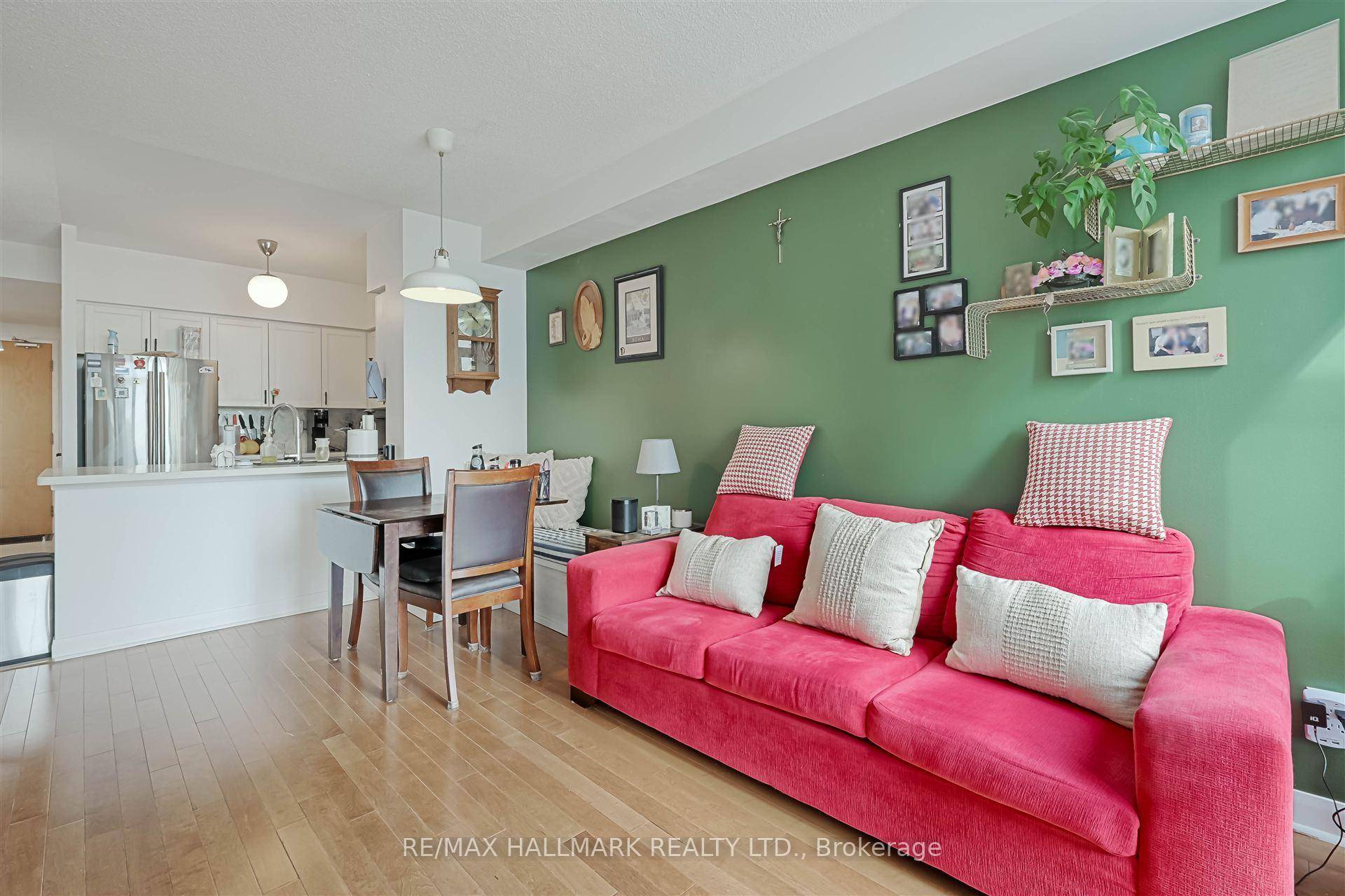 Bright 1 Bedroom Den In Prime Location !