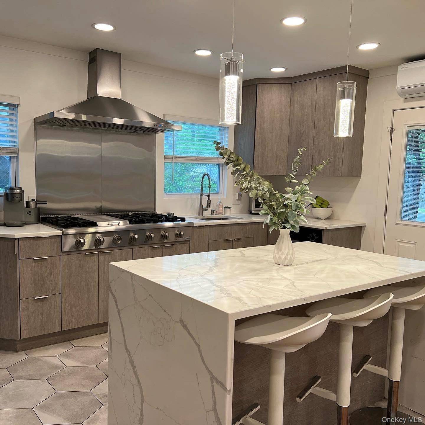 Welcome to 711 Pelhamdale Avenue !