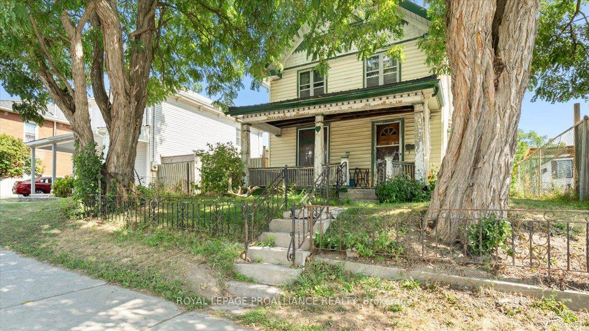 This 2 storey, 3 bedroom, 1 bath home is centrally located on a high visibility street, just steps from public transit, shopping, dining, and all amenities.