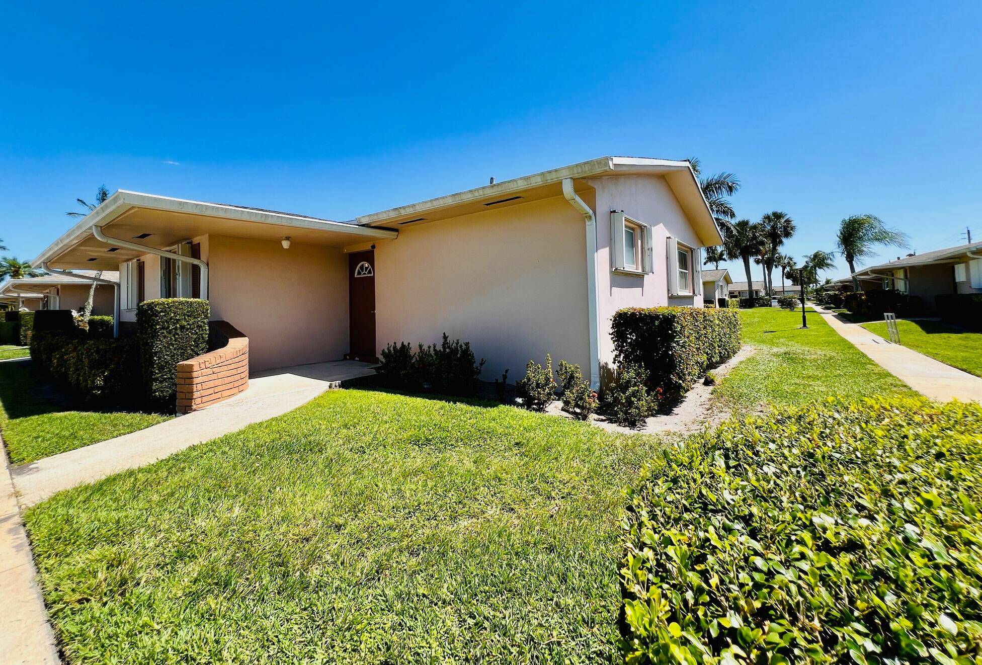 WONDERFUL ONE FLOOR LIVING IN 55 CRESTHAVEN !