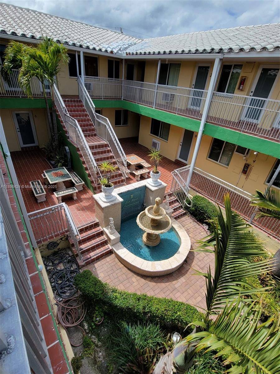 Completely remodeled 1 1 Two Blocks from the Beach !