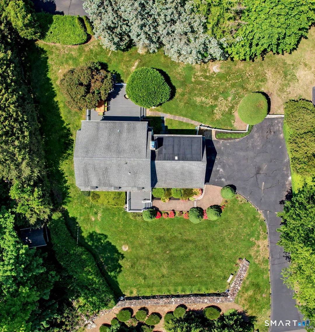 Welcome to this beautifully maintained 3 bedroom, 2.