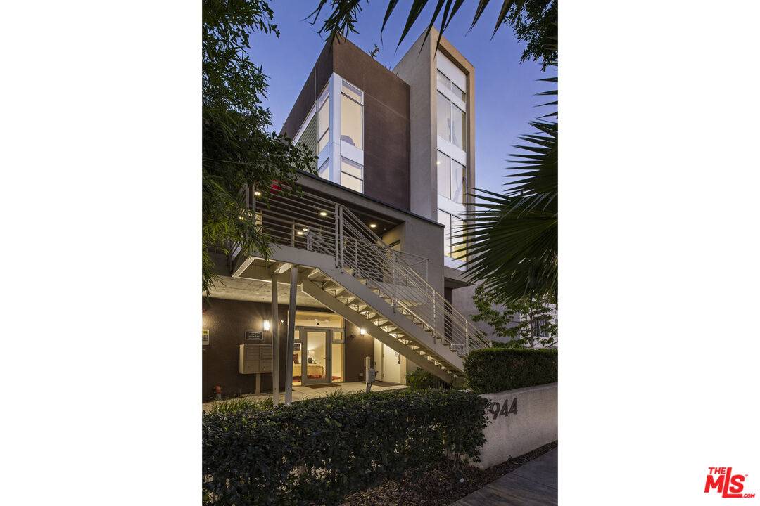 944 N Stanley Ave 3BR Hollywood Hills East La