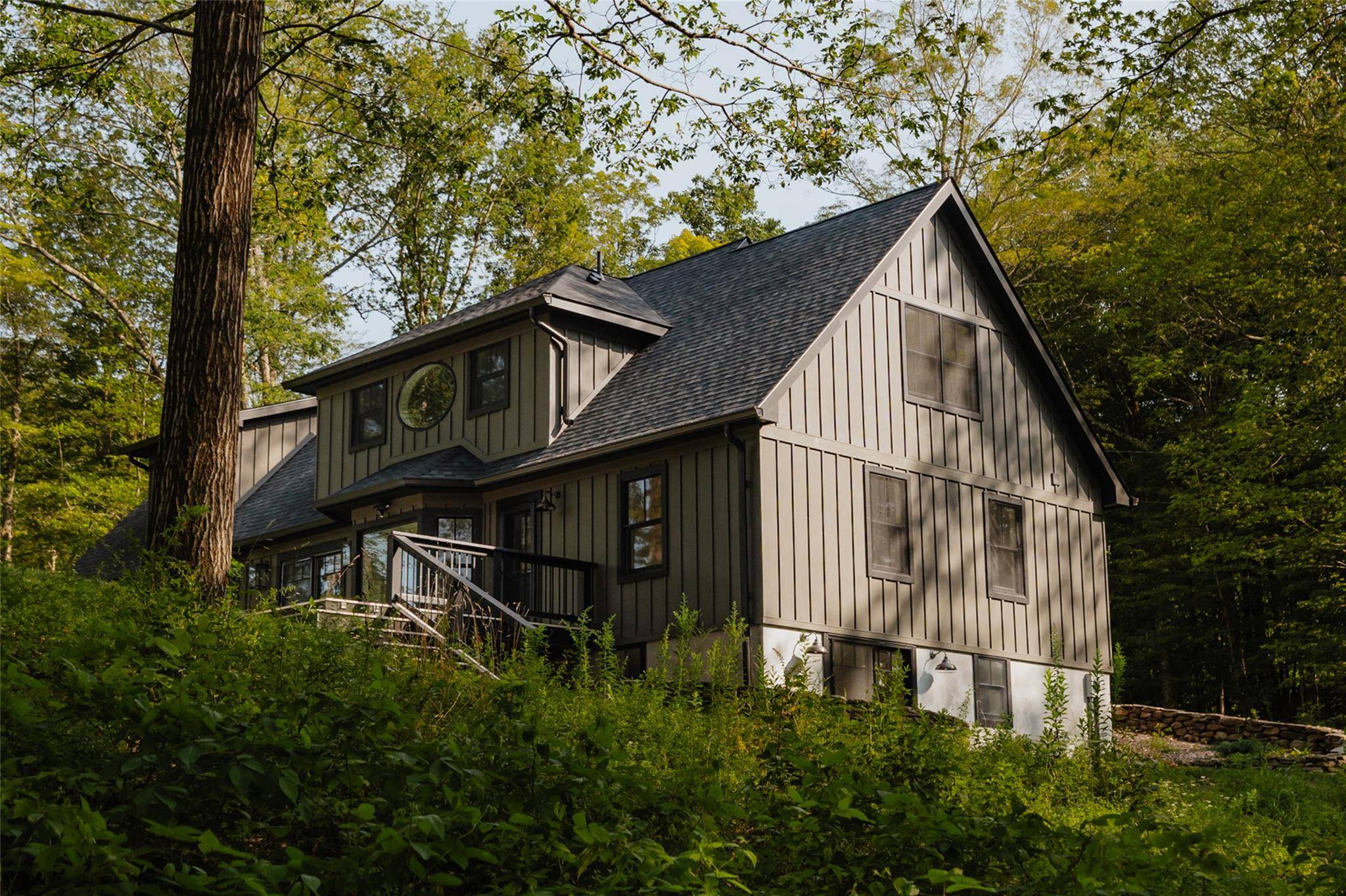 Introducing Fox Run ; a turn key designer lakefront 3 bedroom, 4 bath contemporary on over 5 acres of pristine land privately set amongst beautiful homes and established horse farms ...
