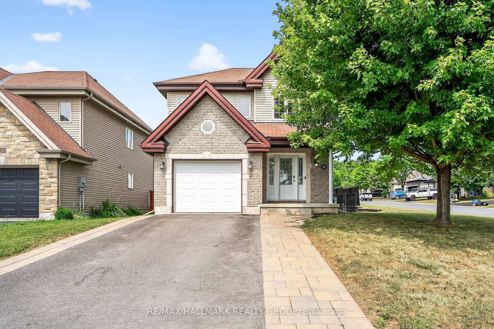 MOVE IN READY ! Detached home on a PREMIUM Corner Lot !