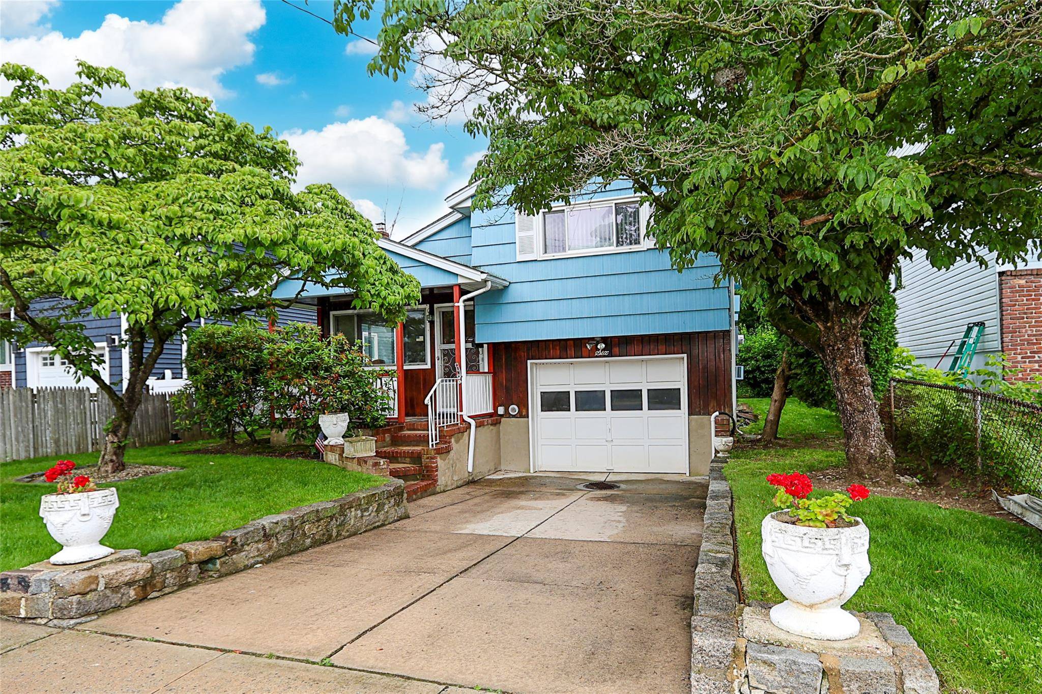 Charming Split Level in Sought After Manhasset Isle Welcome to this delightful three bedroom, one bathroom split level home nestled in the heart of Port Washington s coveted Manhasset Isle.