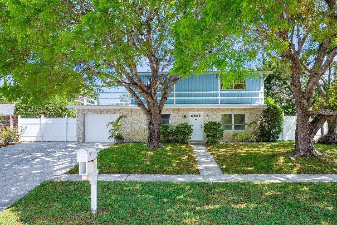 Charming home located in the Village of Tequesta !