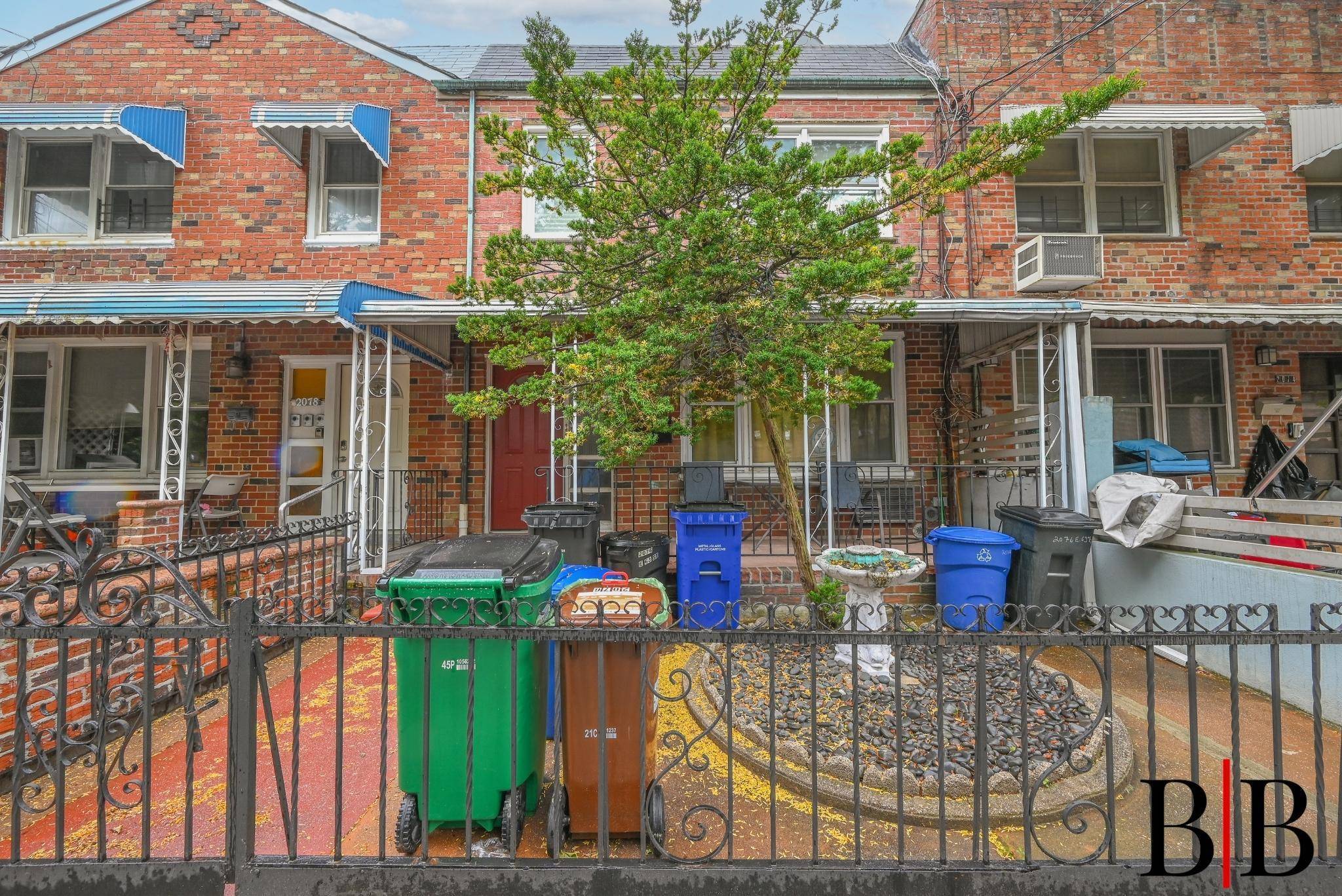 Fully attached 2 family close to all !