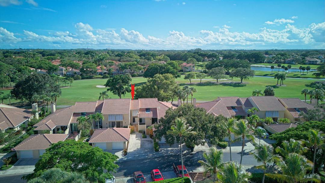 Beautifully maintained 3 bedroom, 3 bathroom town home with 1 car garage located in the prestigious PGA National golf community.