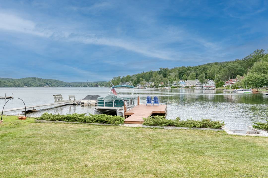 Welcome to lake living at its finest !