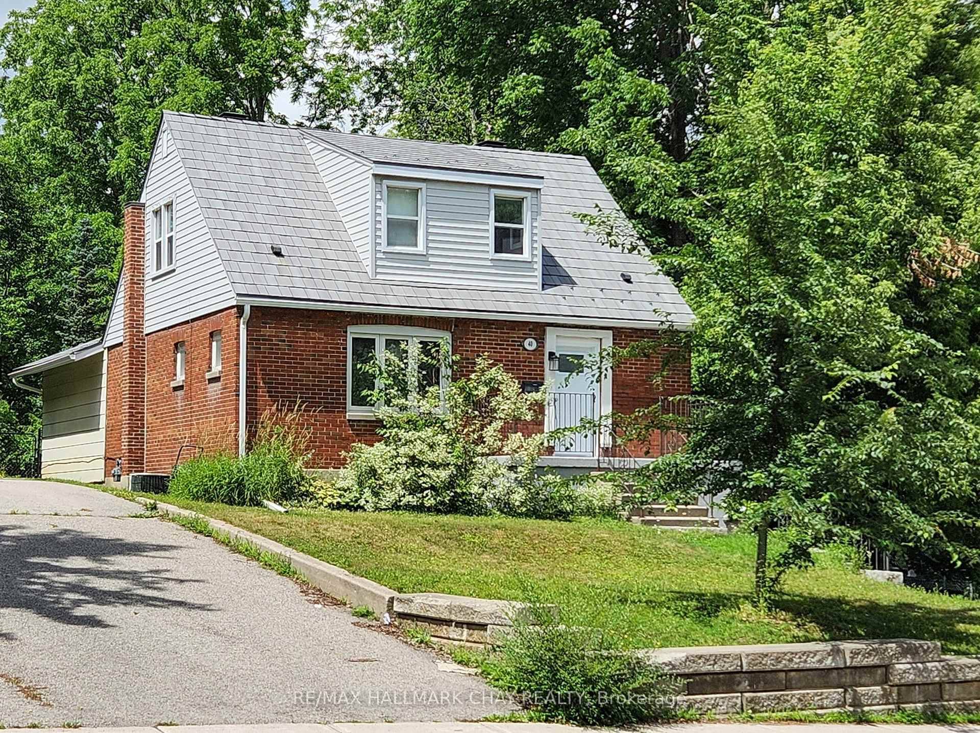 Nestled just minutes from Barrie's vibrant downtown core, this charming 3 bedroom, 1.