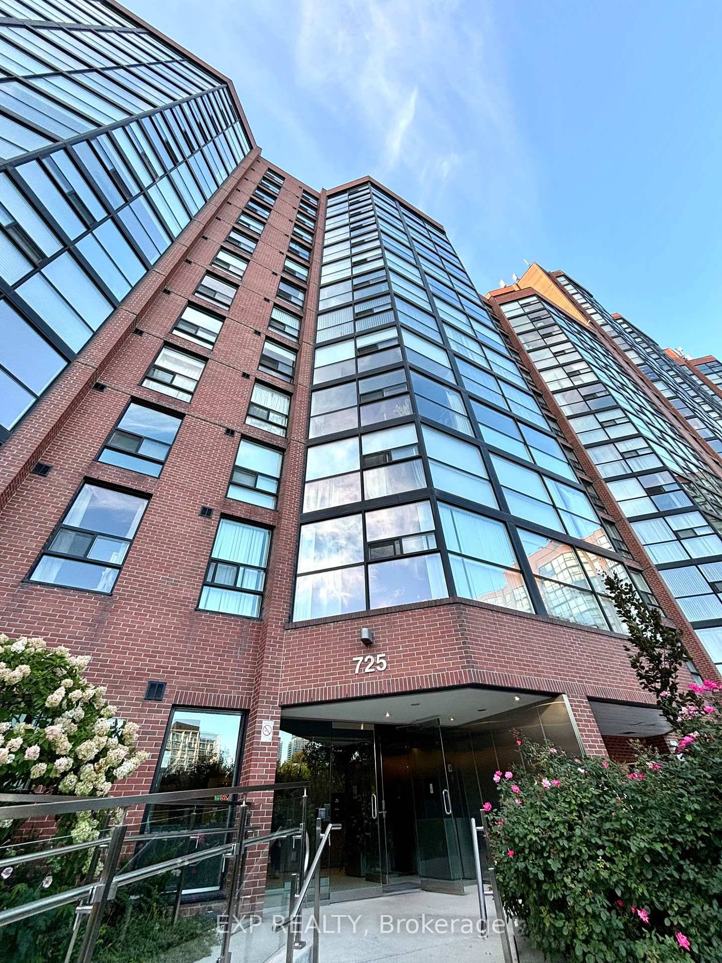 Welcome to 725 King St W !