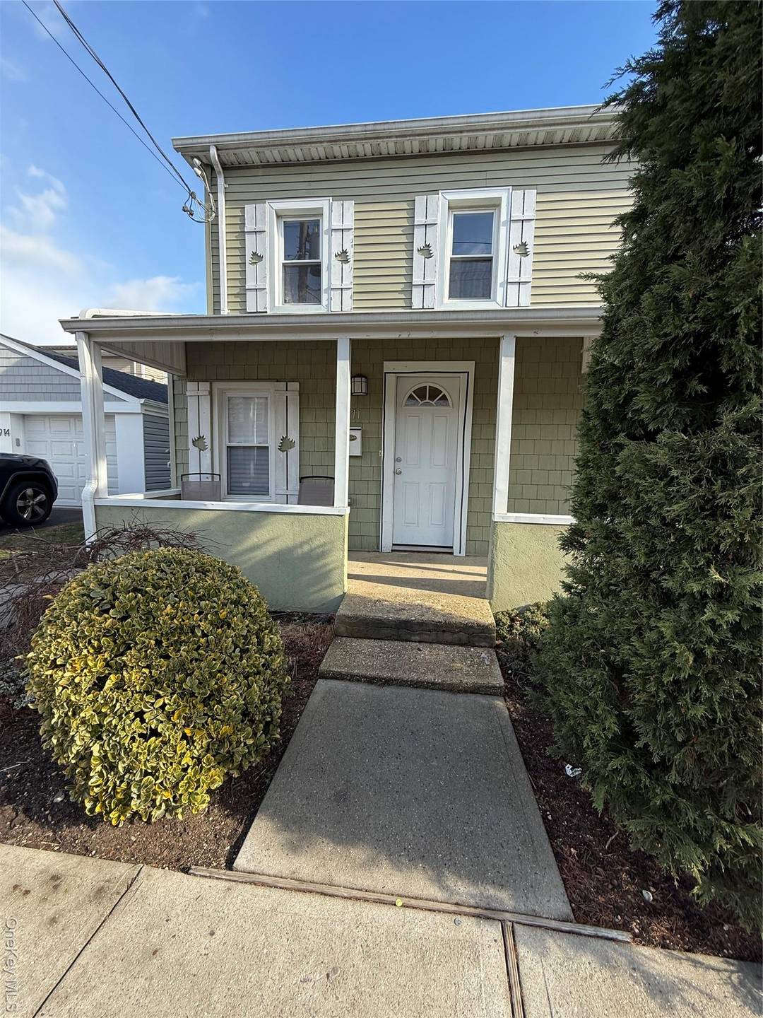 updated 3 bedroom, 2 bath duplex featuring an eat in kitchen with stainless steel appliances, hardwood floors, central air, forced hot air heating, gas heating gas stove, and washer fryer ...