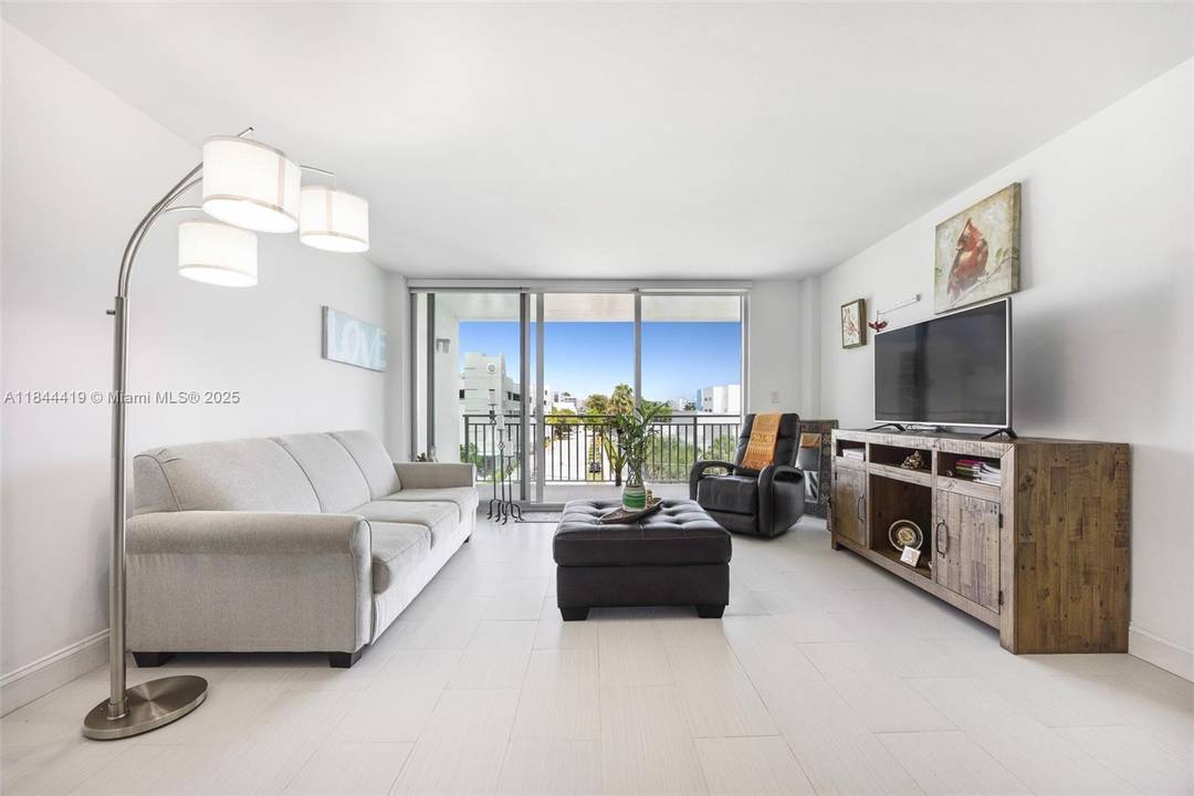 Beautifully renovated 1 bedroom, 1.