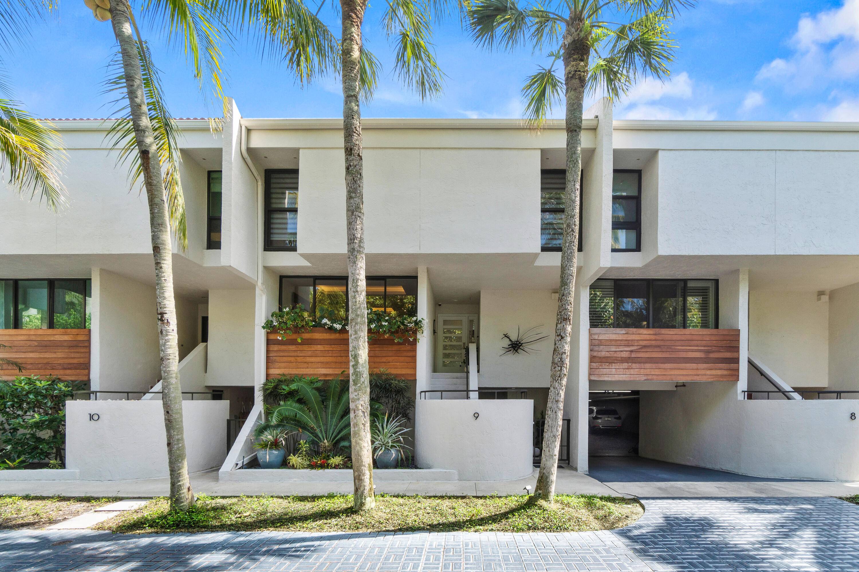 Sun filled southern exposure with stunning views of the Palm Beach Par 3 Golf Course, Intracoastal, and Ocean.