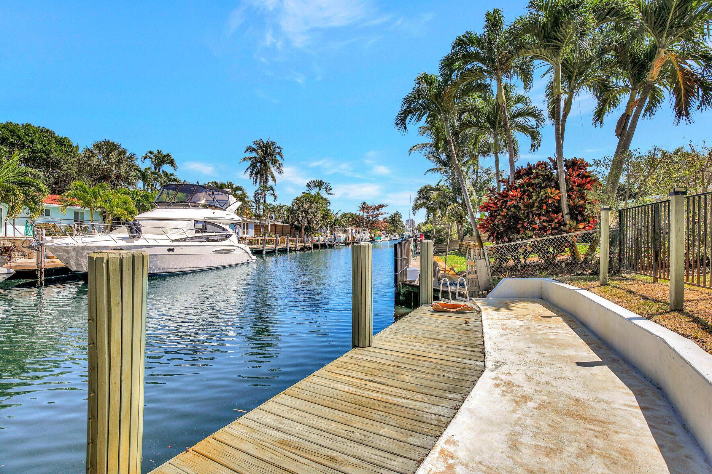 Waterfront rental on the North Fork of the New River with 25 ft of frontage and no fixed bridges ideal for boaters.
