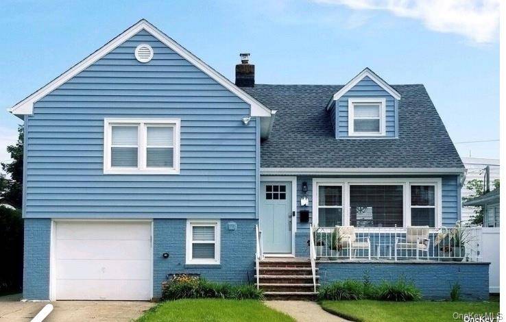 Absolutely Stunning Winter Rental Fully Furnished in Prime Eastholme, Long Beach Available now through May 31st, this beautifully renovated beachside home is the perfect coastal retreat.