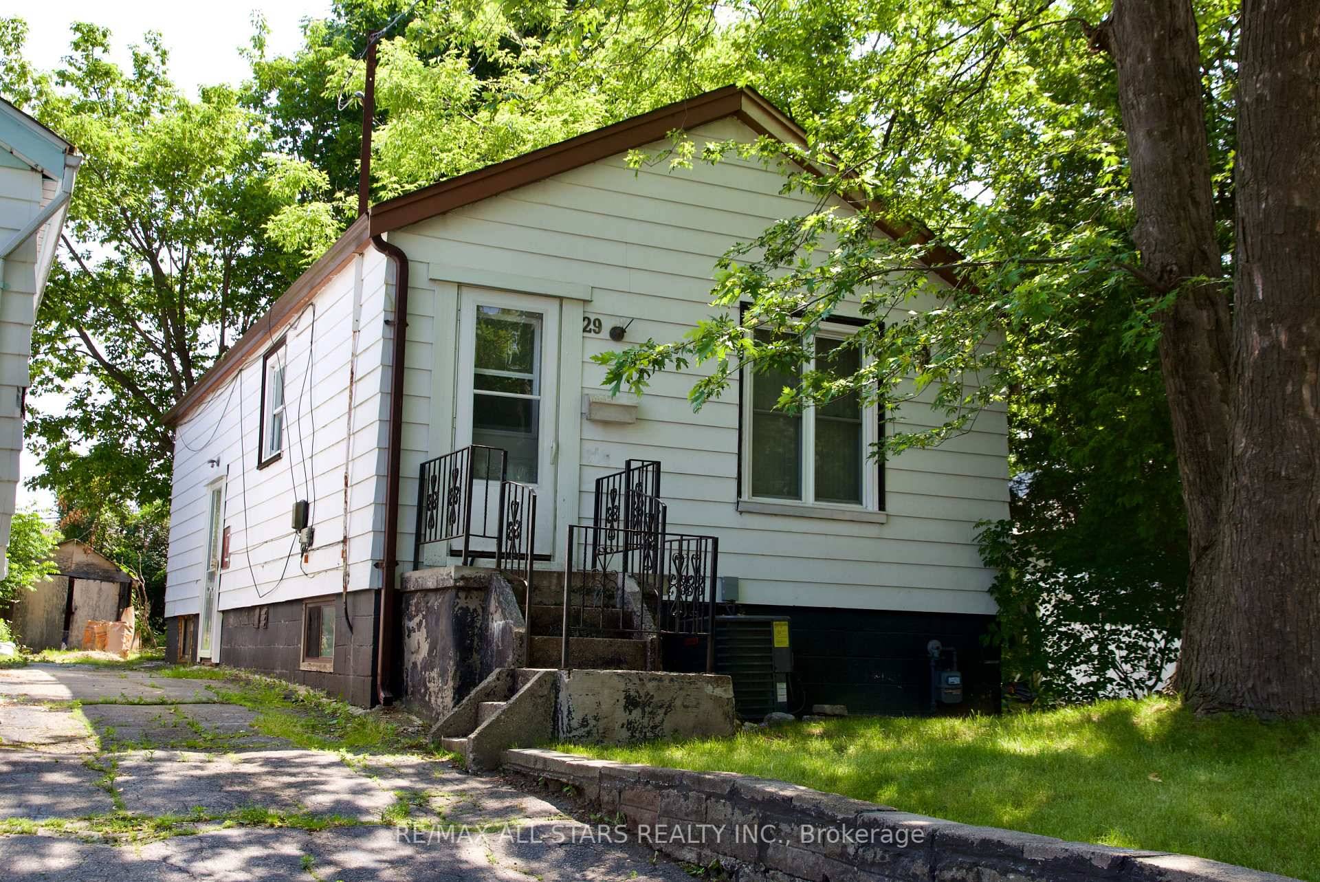 EXTRA DEEP 25 140 FT LOT DETACHED HOME IN HIGH DEMAND CLAIRLEA BIRCHMOUNT, CLOSE ACCESS TO TTC, GO TRANSIT, SCHOOLS, SHOPPING AND MORE.