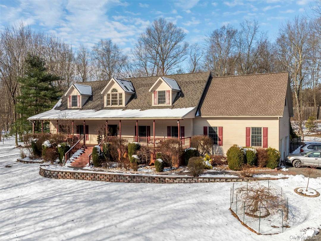 Charming Cape Cod Retreat on a Scenic Country Road A Perfect Blend of Privacy and Convenience.