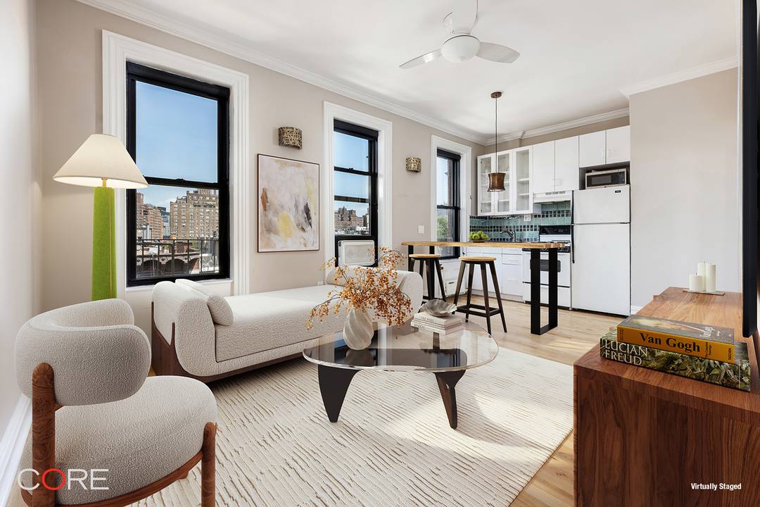 Relax in this sunny and cheerful studio in the historic and charming heart of the West Village.