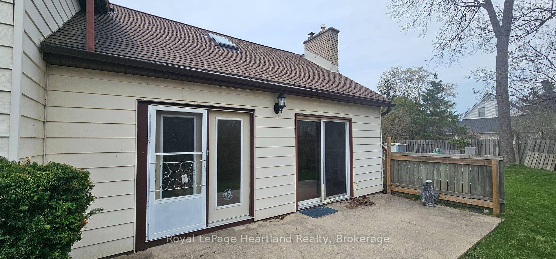For Lease This one bedroom main level apartment is approximately 750 ft2, and includes a Laundry room, walk in closet and 4 PC bathroom.