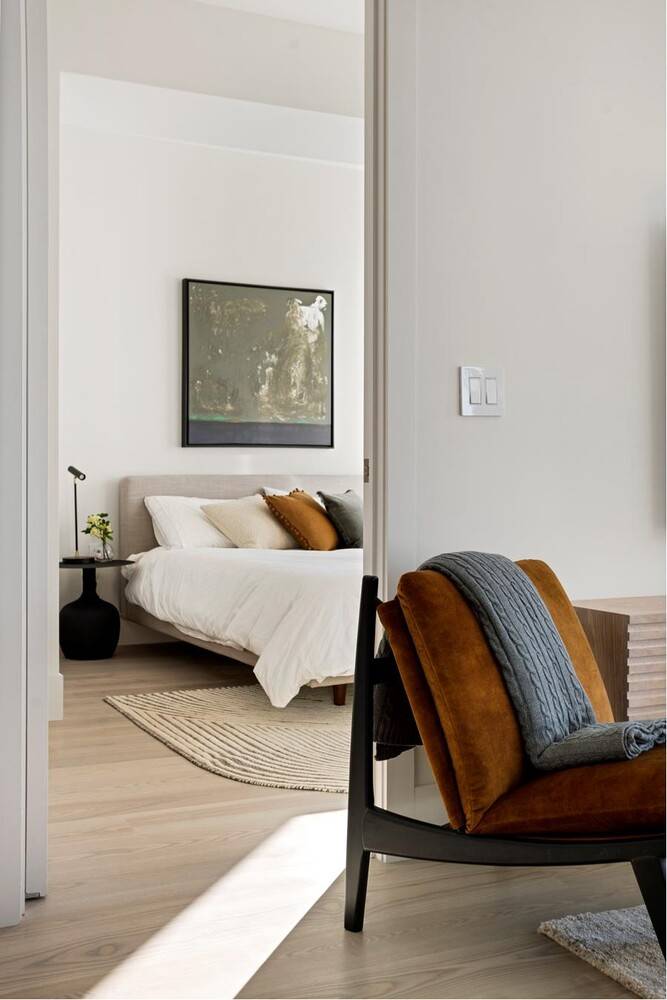 Welcome home ! this stunning three bedroom, two bathroom apartment offers panoramic water and Manhattan skyline views and all the comforts of home.