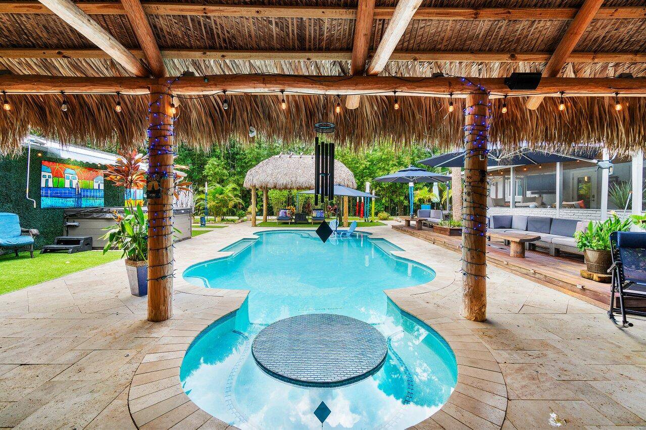 Welcome to an extraordinary artist inspired rental in the heart of Delray Beach, just moments away from the world renowned downtown Atlantic Avenue.