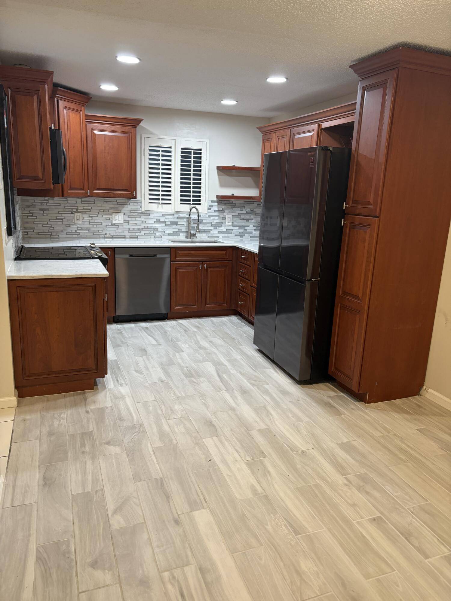 Comfort and convenience in downtown Staurt !