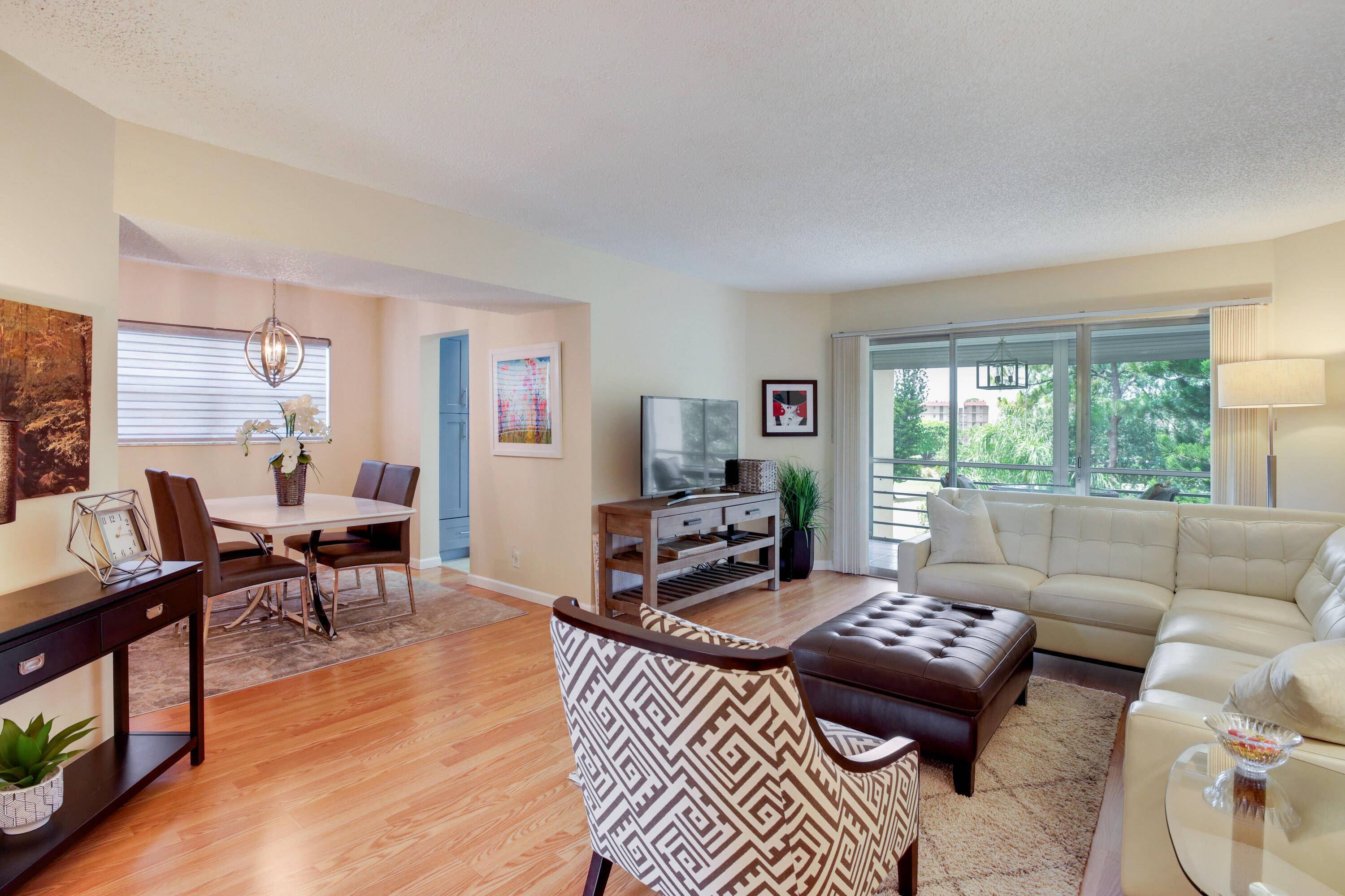 STOP SEARCHING ! YOU FOUND THIS SPARKLING UPDATED CORNER CONDO WITH A TOP QUALITY KITCHEN WITH ''SELF CLOSE'' DRAWS, QUARTZ COUNTERTOPS, STAINLESS APPLIANCES.