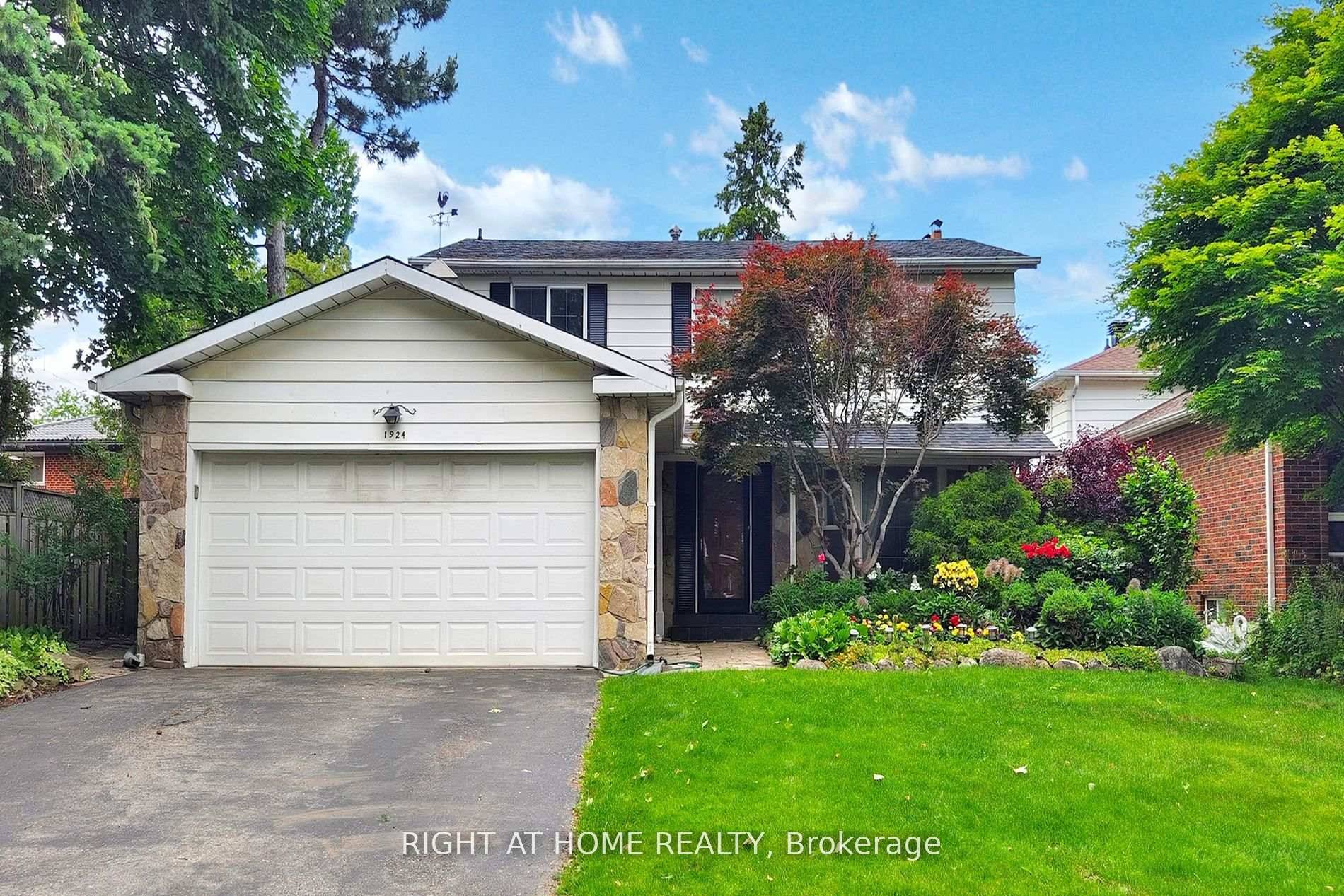 Location, location, location in the prestigious Applewood community of Mississauga East, right on the border of Toronto.