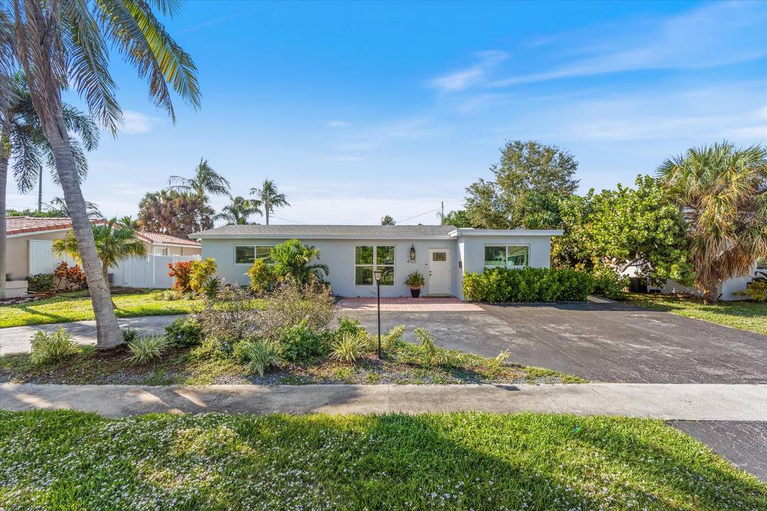 Beautifully 3BR 2BA home in Lighthouse Point with a private pool !