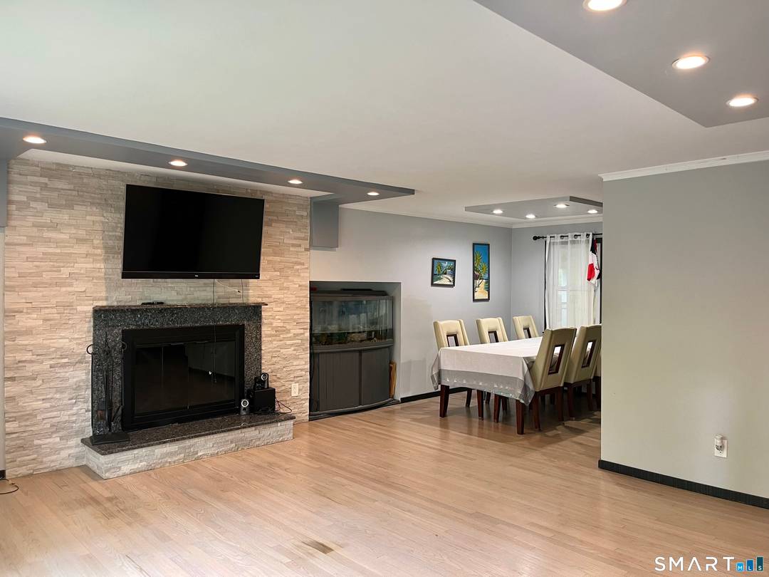 Beautifully renovated Single Family 3 Bedrooms and 2 and 1 2 bathrooms, in the mail level, with a unique touch of designer in the living, dinning, kitchen, and bedrooms.