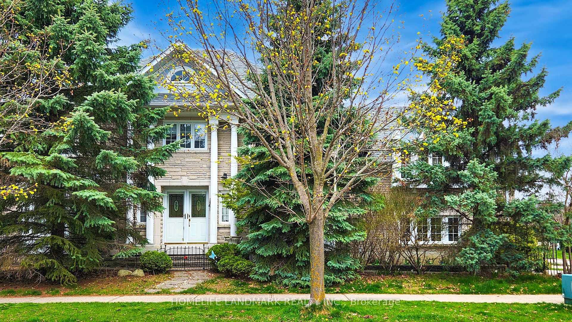 Beautiful amp ; Spacious Home Backing Onto Park !