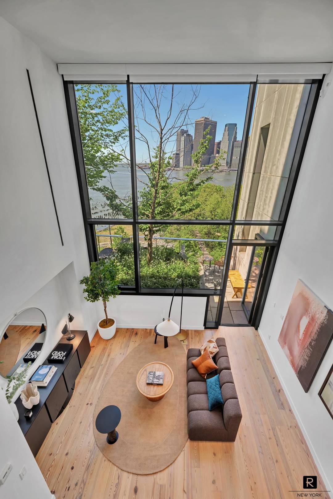 R New York is one of New York City s leading real estate brokerages, ranked as the 5th largest brokerage in NYC, with a 96 agent retention rate.