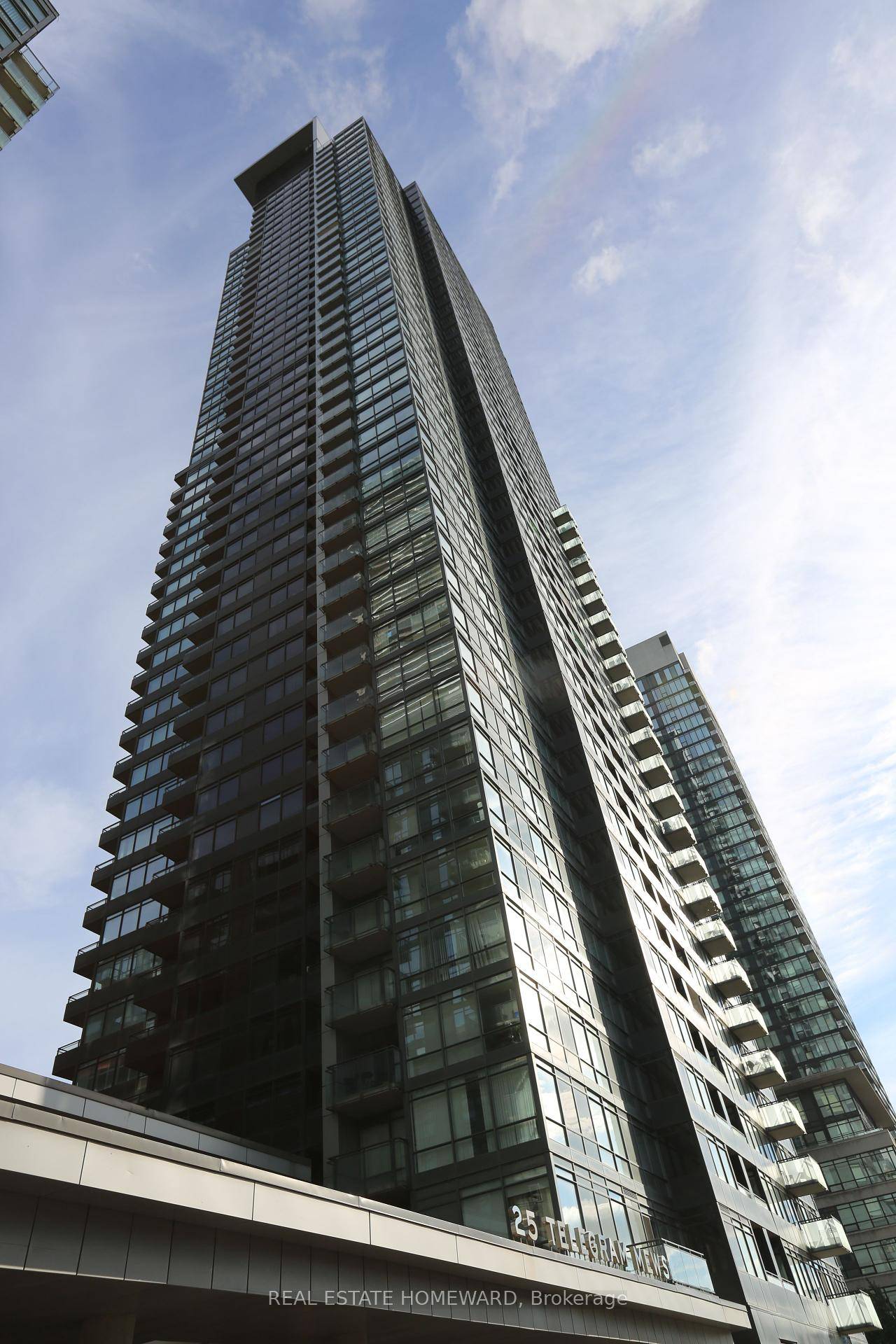 Beautifully Renovated S E Corner Suite at the exclusive MONTAGE LE High floor w express Elevator, Approx 1000Sq Ft, Spectacular lake amp ; City Views, Private Balcony, Currently configured as ...